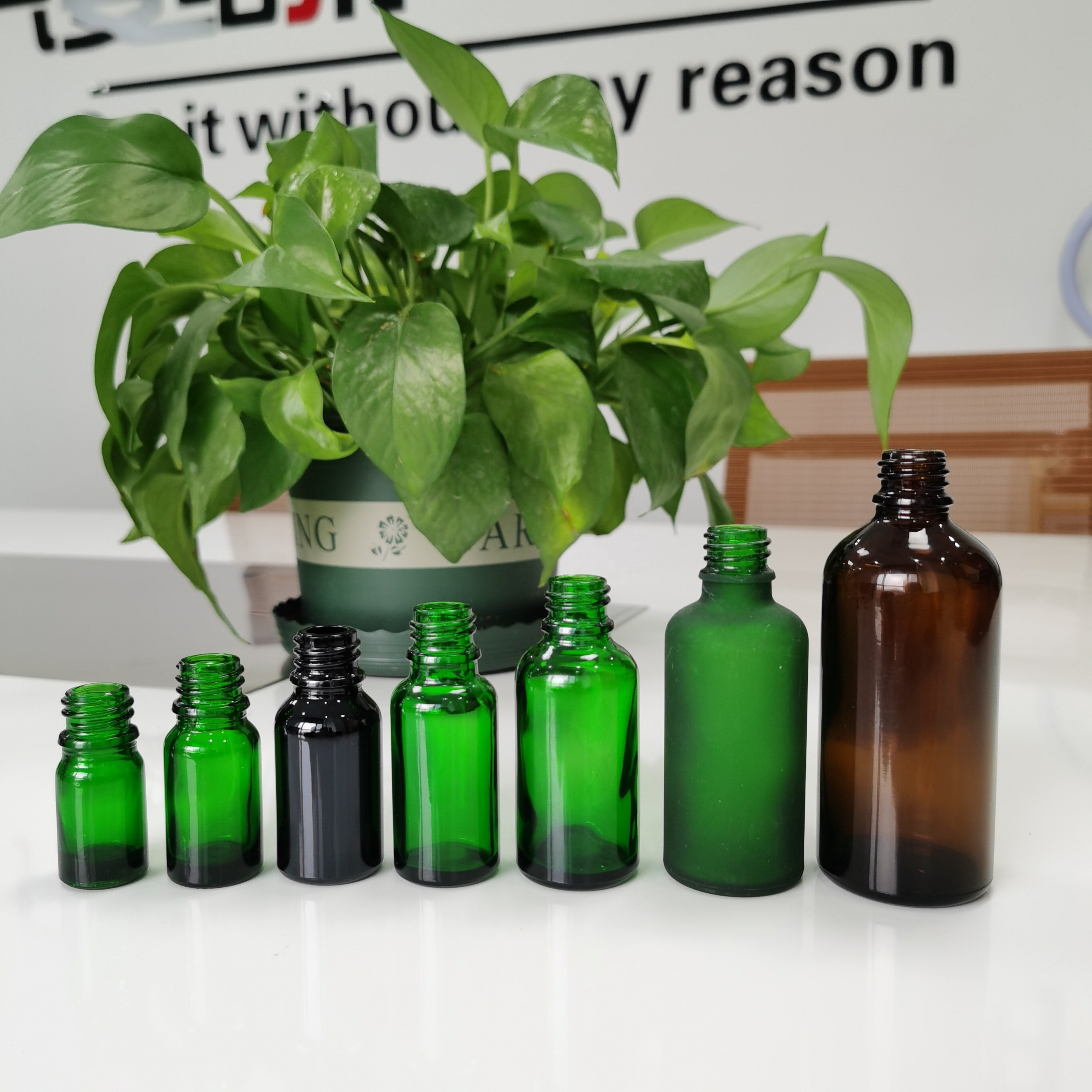 100 ml green Glass essential oil perfume sprayer bottle for perfume cosmetic packaging
