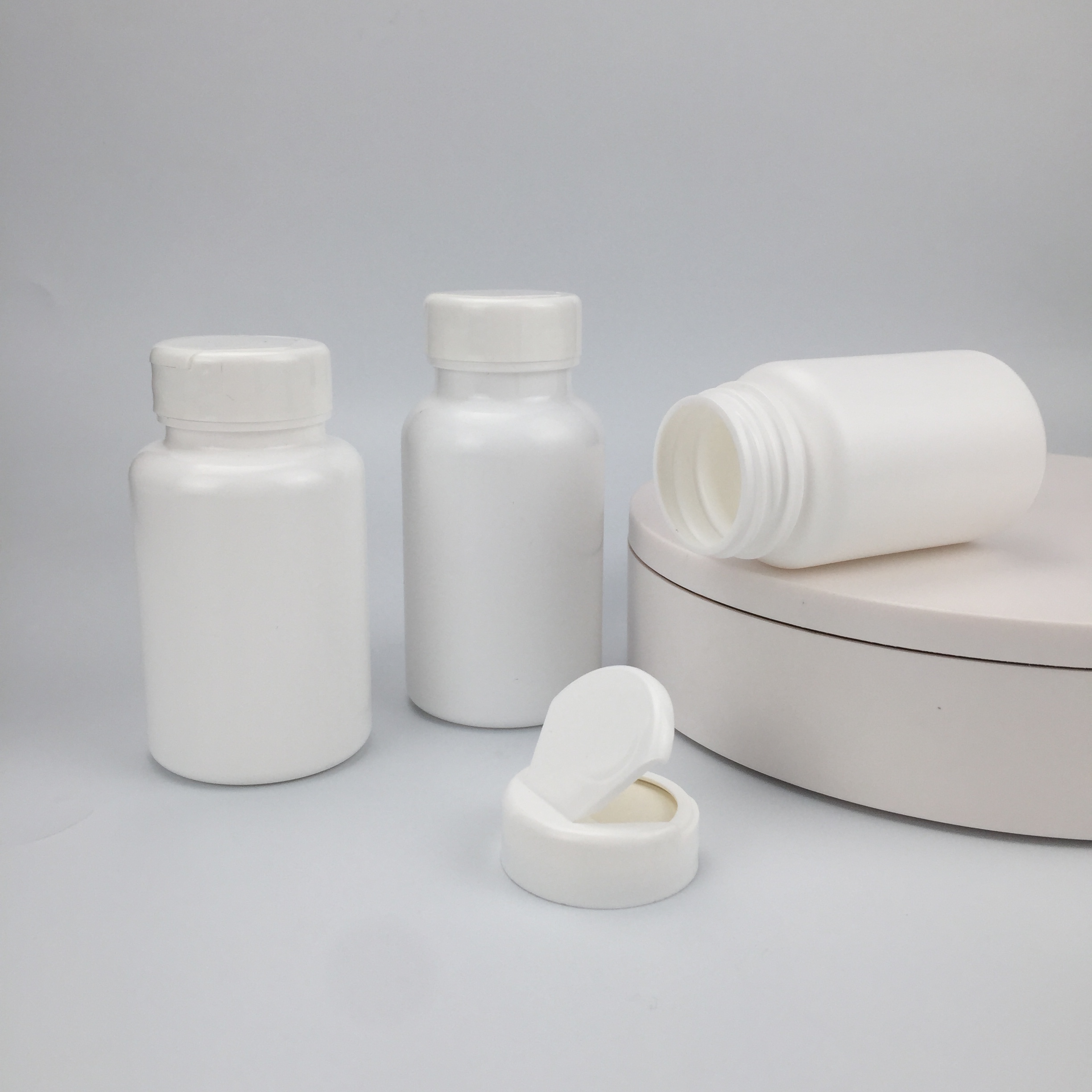 100cc 150cc HDPE Empty Pharmaceutical Plastic Bottles White Vitamin Bottles with Flip Top Cap