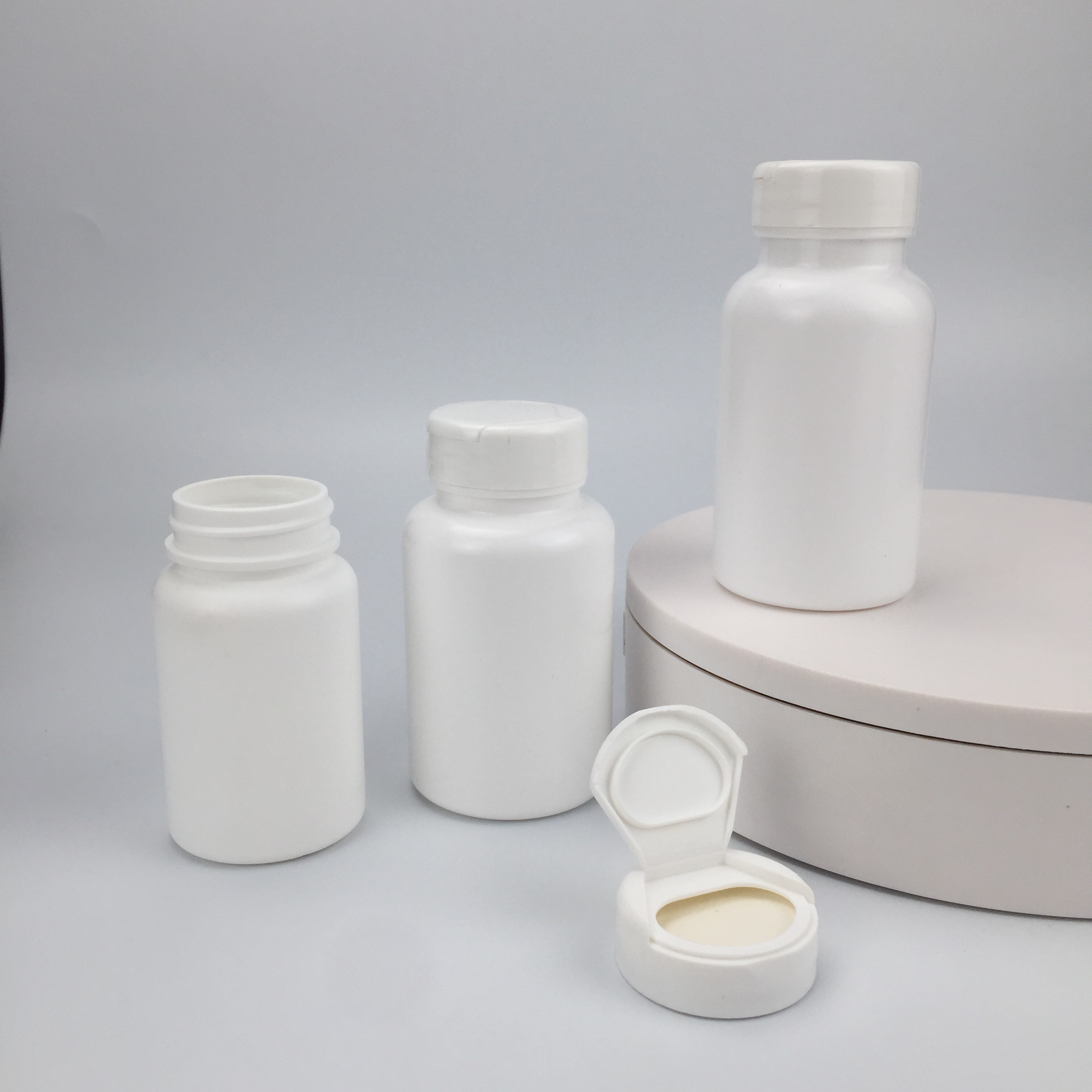 100cc 150cc HDPE Empty Pharmaceutical Plastic Bottles White Vitamin Bottles with Flip Top Cap