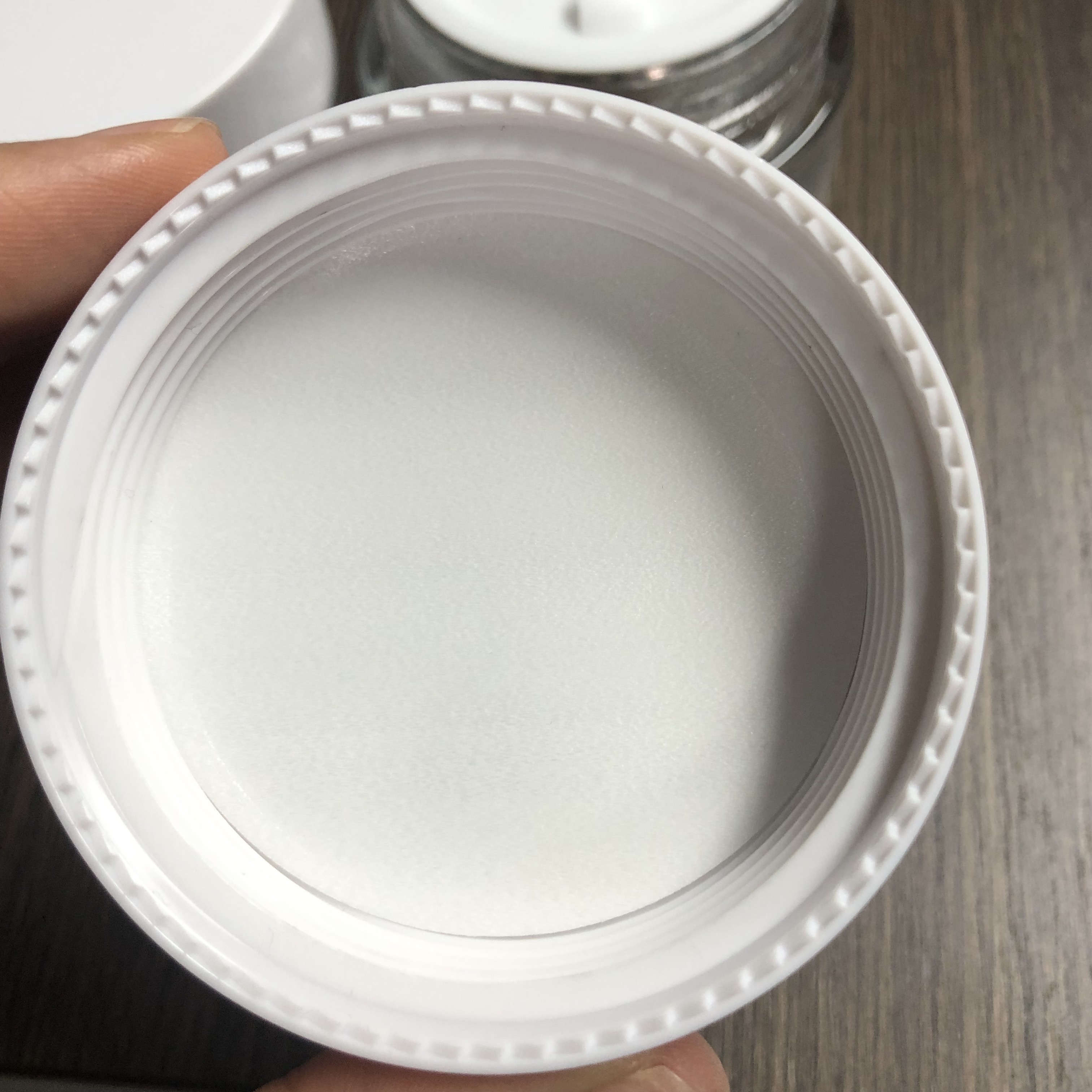 100ml cream cosmetic glass jar with glossy white smooth PP cap and inner tape