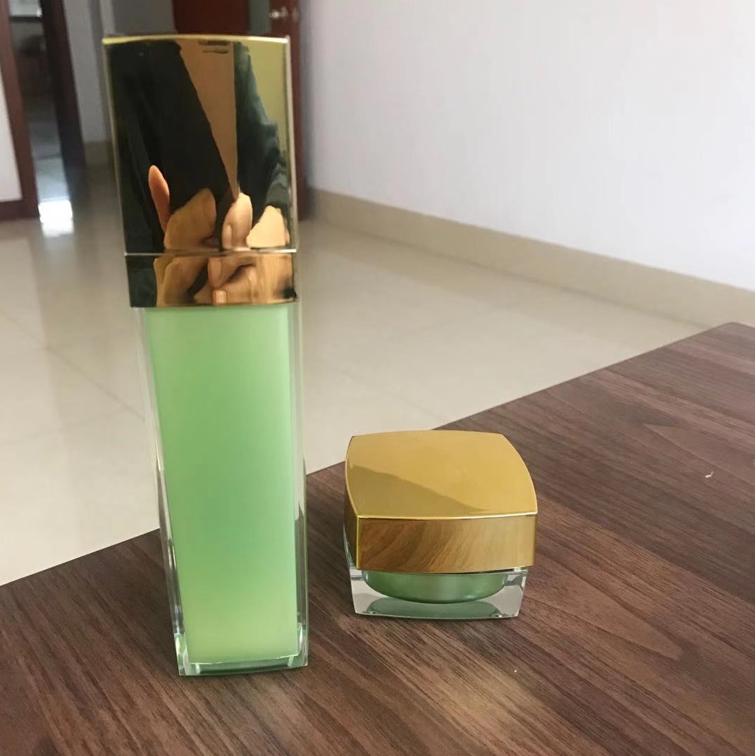 100ml green decorative lotion packaging bottle with gold lid with pump