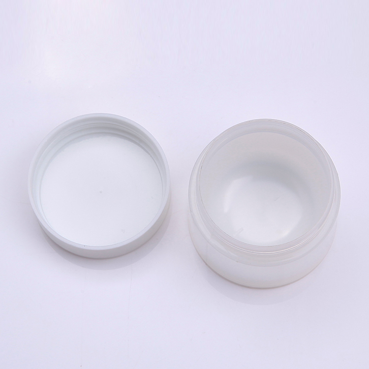 100ml translucent cream jar and white screw cap. Can be filled with body milk and other products, cosmetic plastic jars