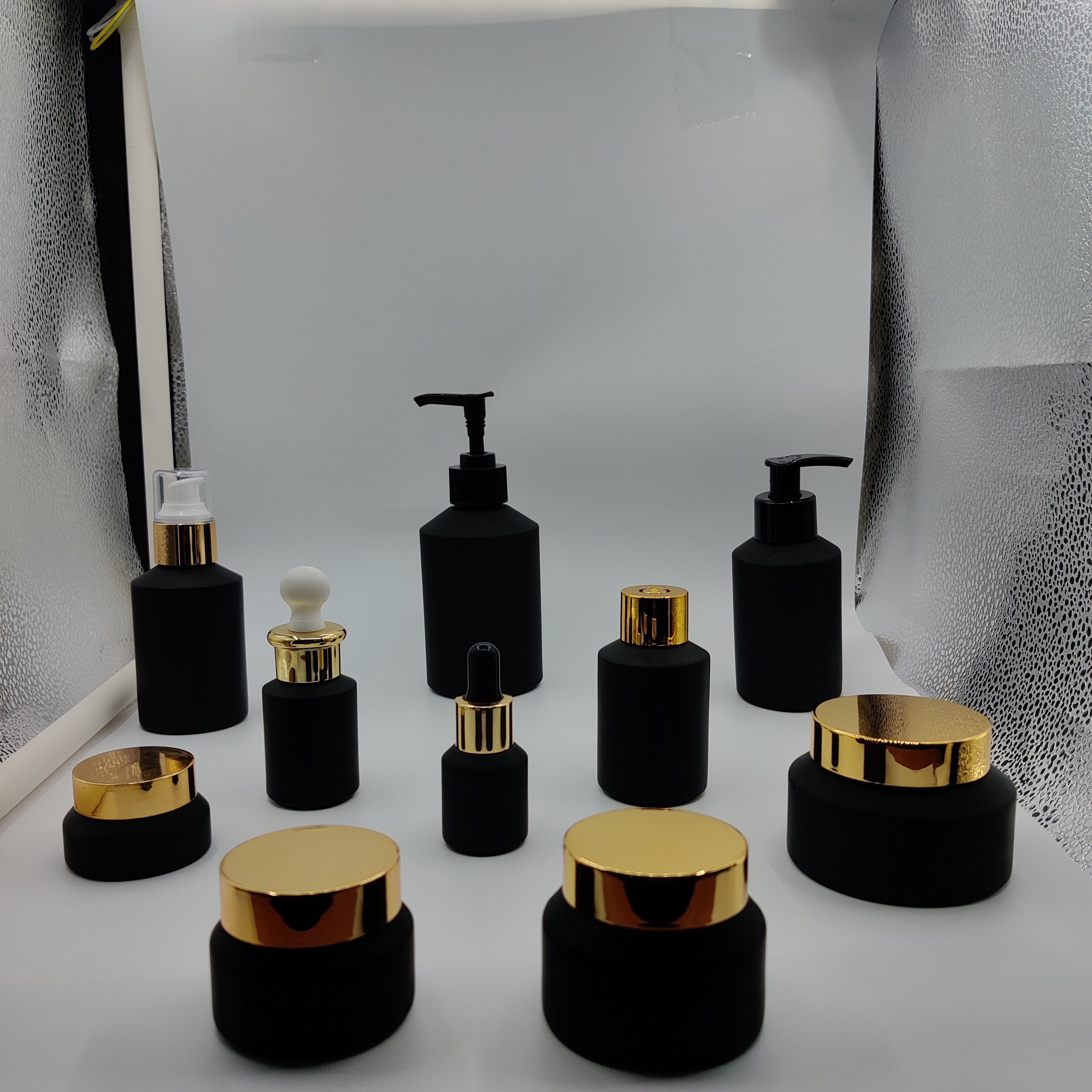 15g 30g 50g 100g Cosmetic packaging frosted black cream glass jar with really wood screw lid