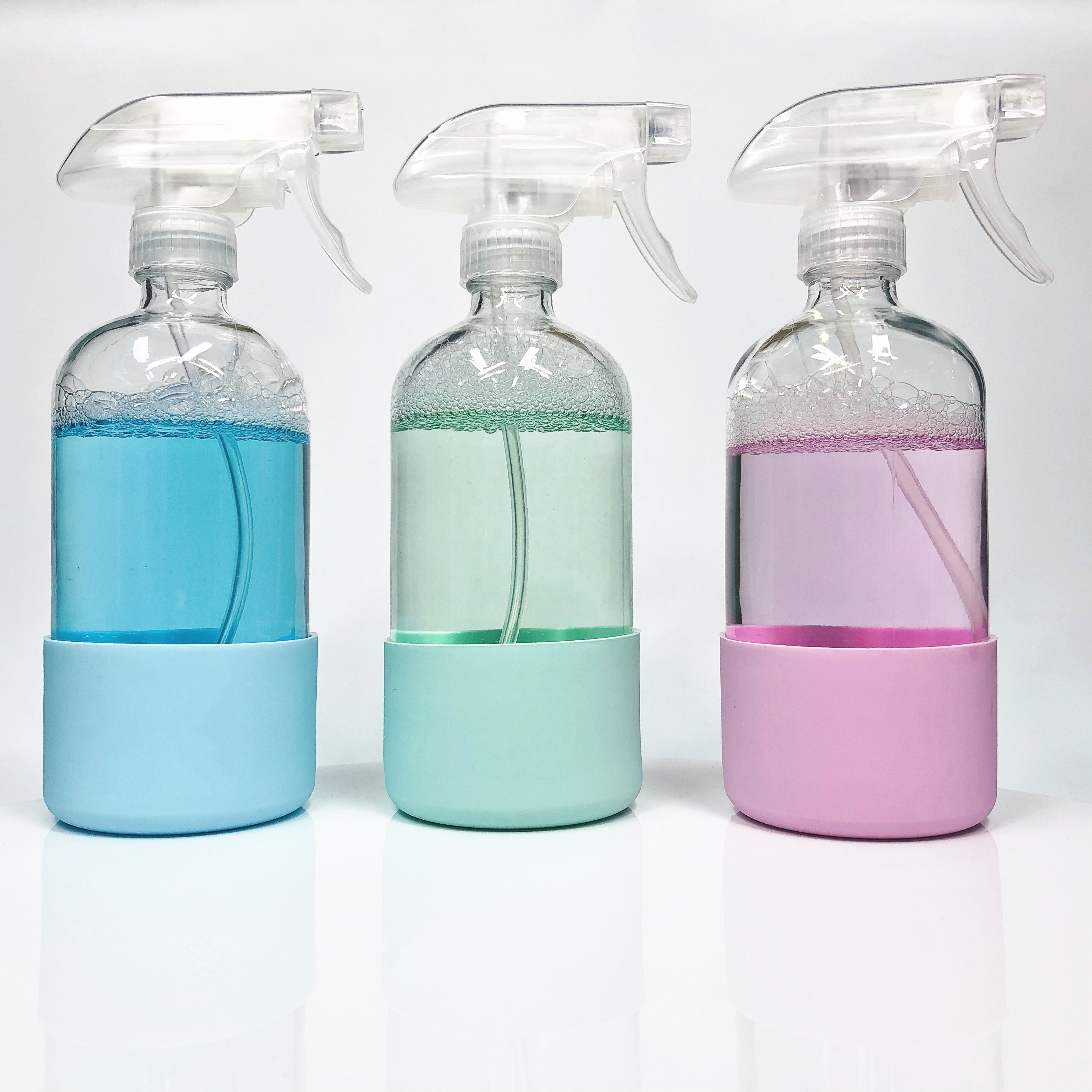 16oz clear boston round glass spray bottle 500ml with colorful silicone sleeve base for bathroom cleaning