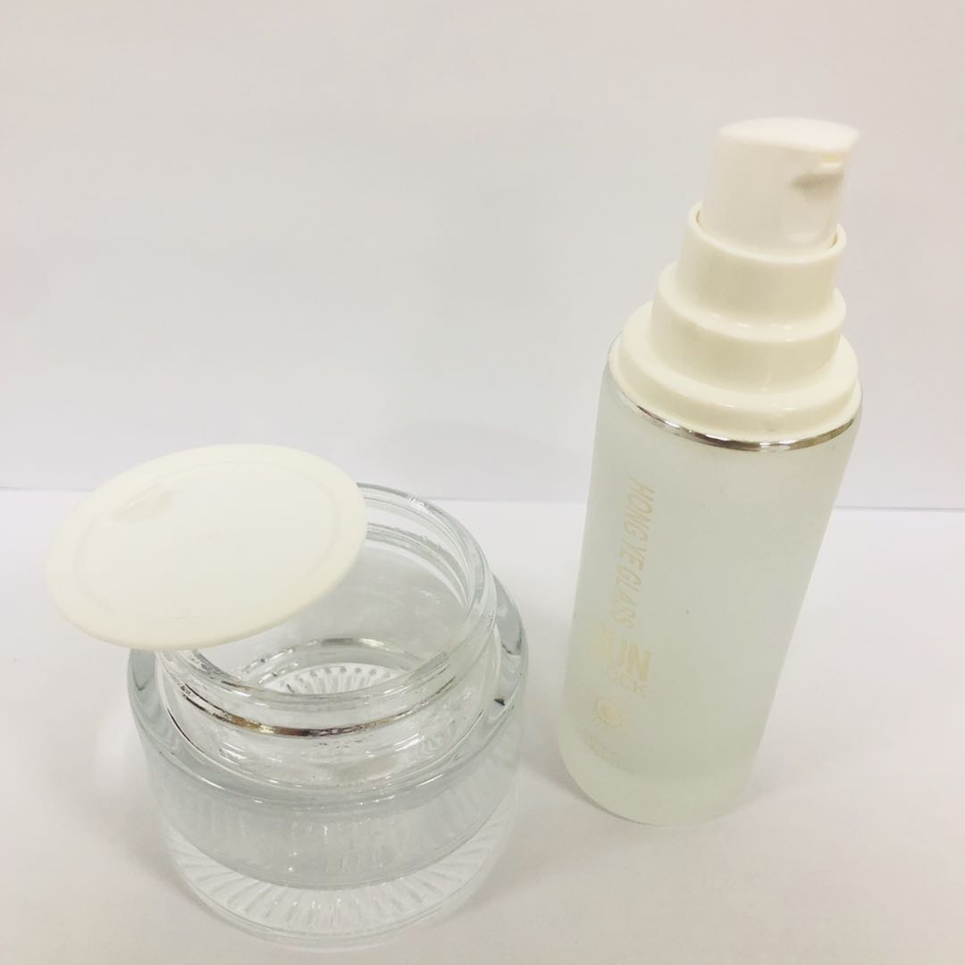 1OZ Great Quality and Luxury Round Lotion Glass Bottle For Cosmetic With Wooden Caps