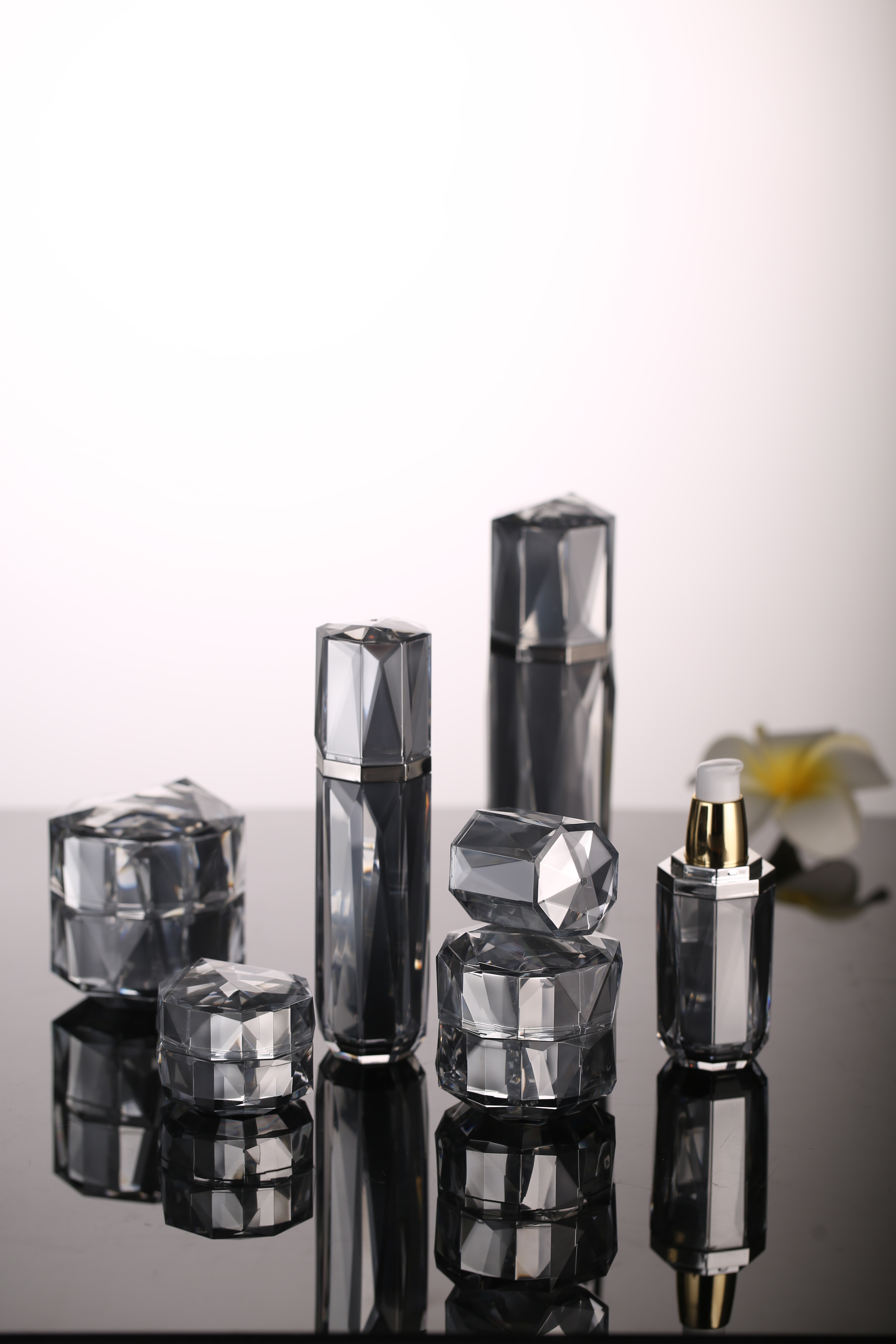 2020 New design YICAI prismatic Cosmetic square Set 30g 50g