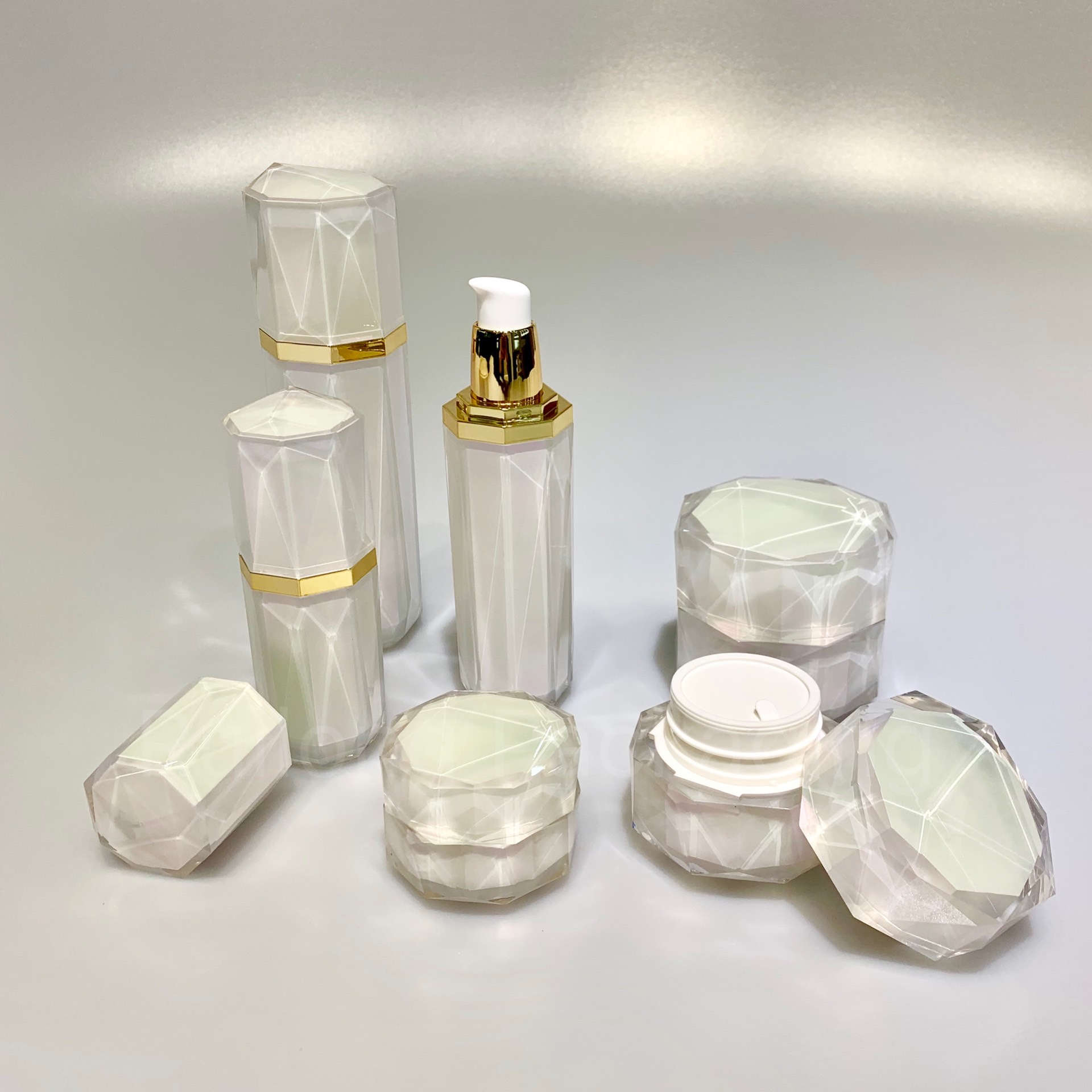 2020 New design YICAI prismatic Cosmetic square Set 30g 50g