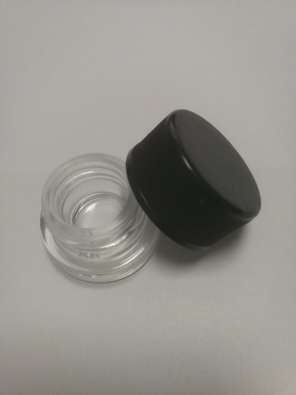 2021 A Thick Bottom Low Profile 3ml 5ml 7ml Glass Concentrate Jars with Black Plastic Lids Child Resistant Lid
