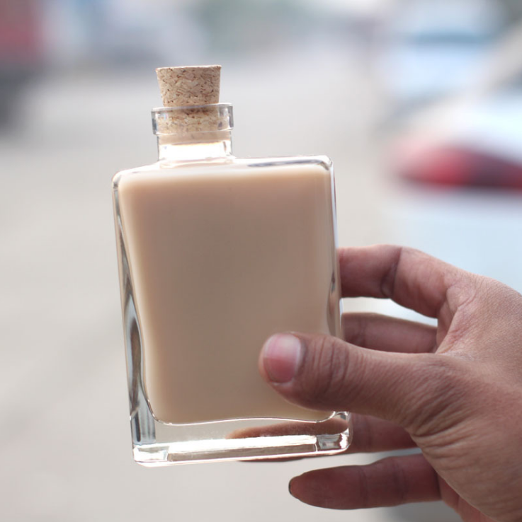 2021 New Hot sale 250ml 500ml crooked mouth flat square glass bottle for milk tea juice coffee beverage wine bottles