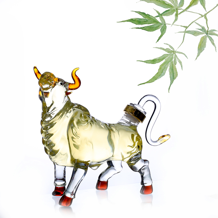 2021 animal bottle Handmade glass liquor bottle glass bull shape bottle for wine and spirits