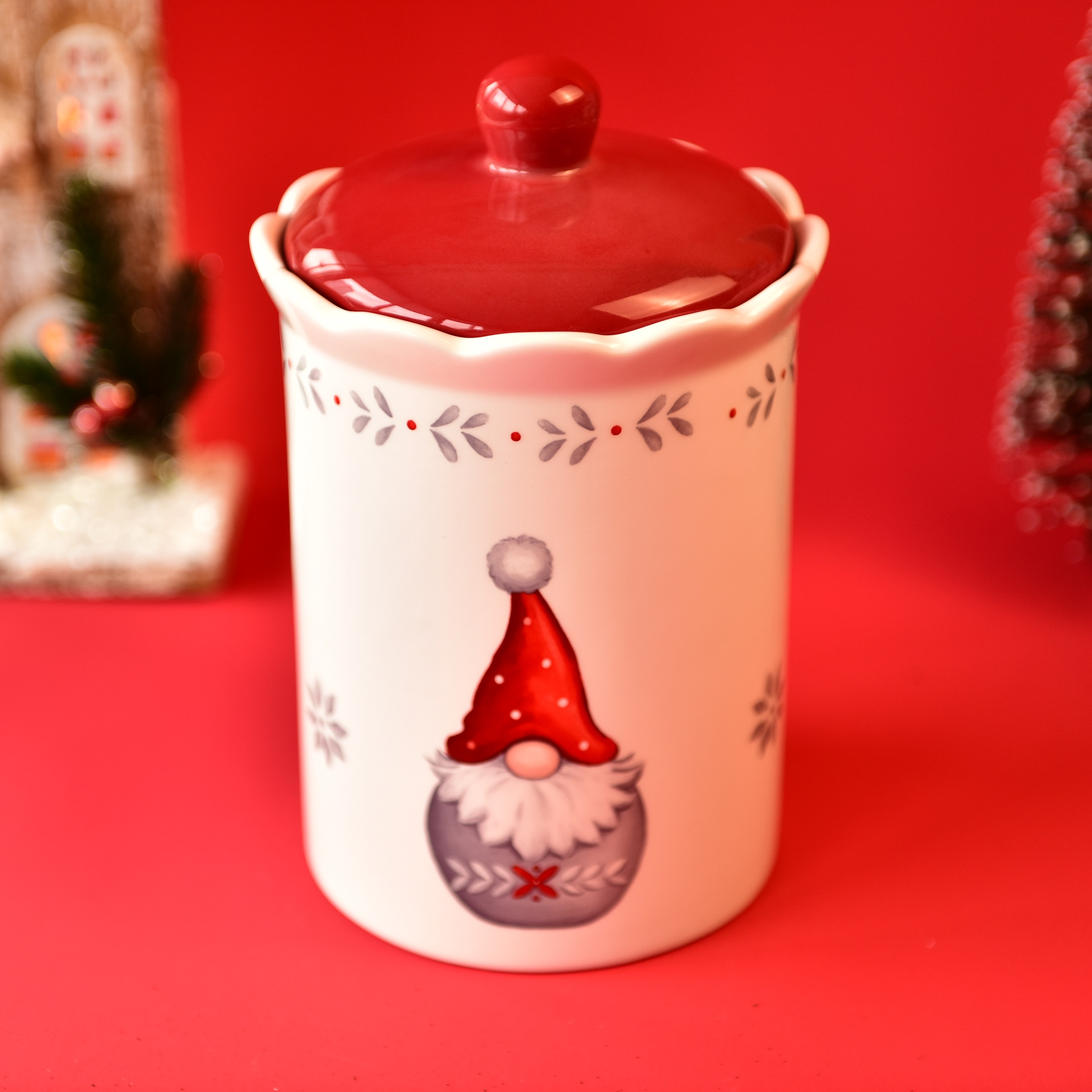 2021 new Christmas Santa Claus North European Santa Red color Storage cookie ceramic jar with airtight silicone lid