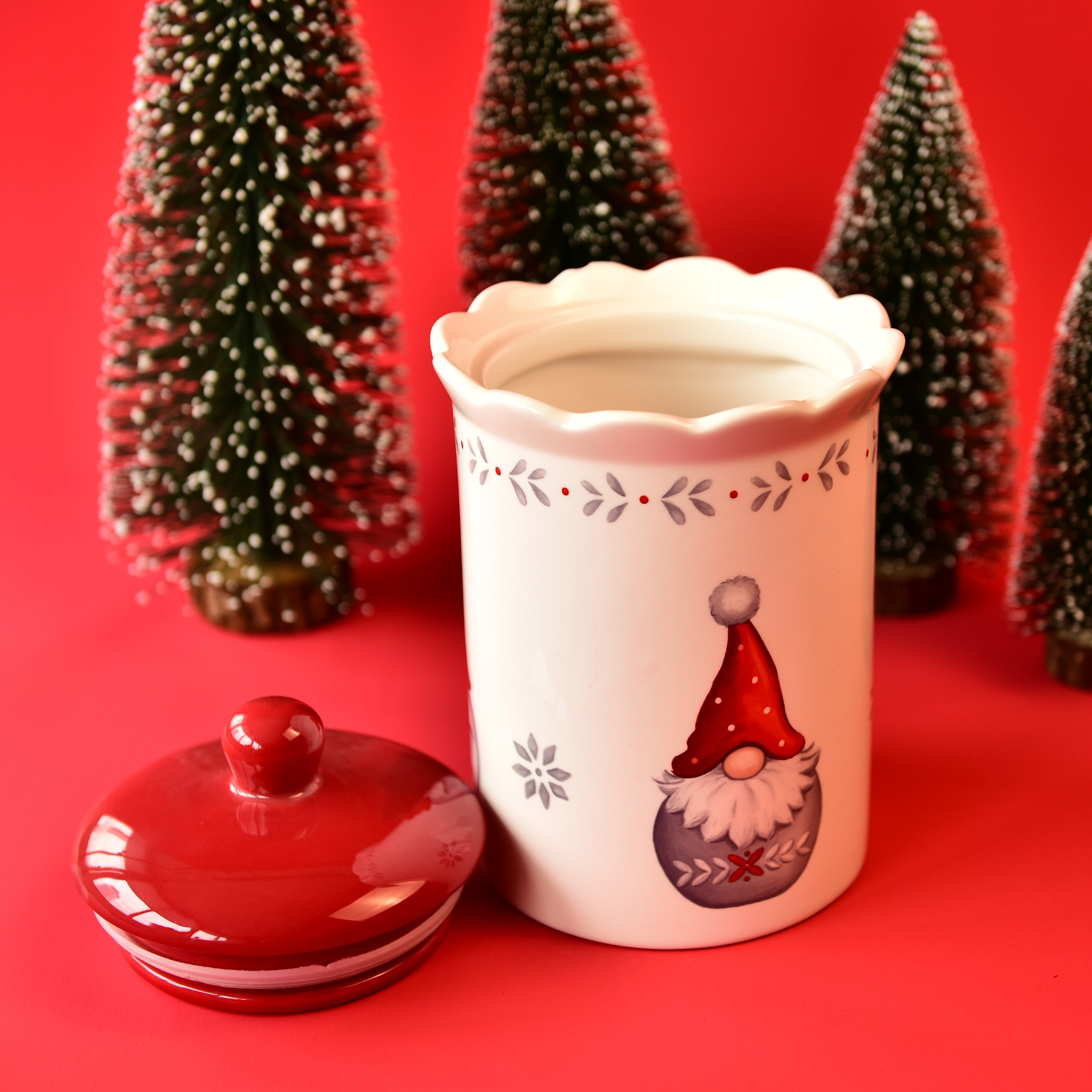 2021 new Christmas Santa Claus North European Santa Red color Storage cookie ceramic jar with airtight silicone lid