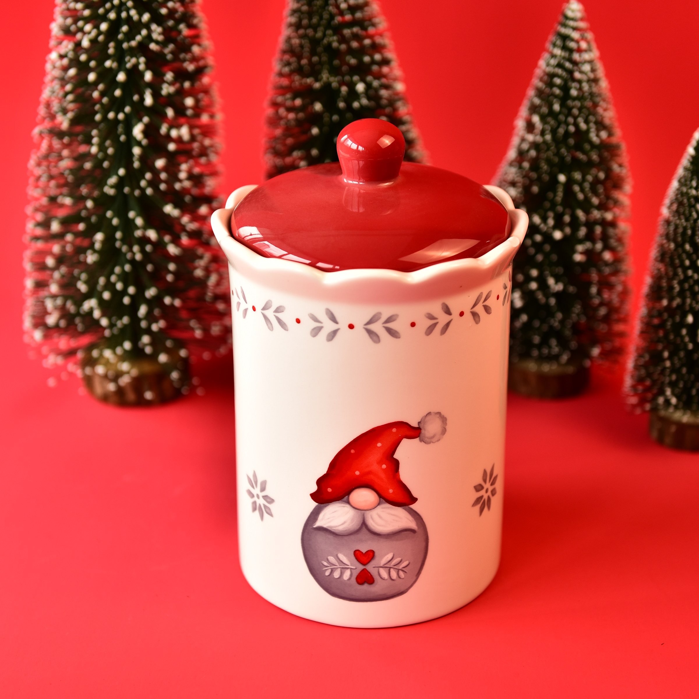 2021 new Christmas Santa Claus North European Santa Red color Storage cookie ceramic jar with airtight silicone lid