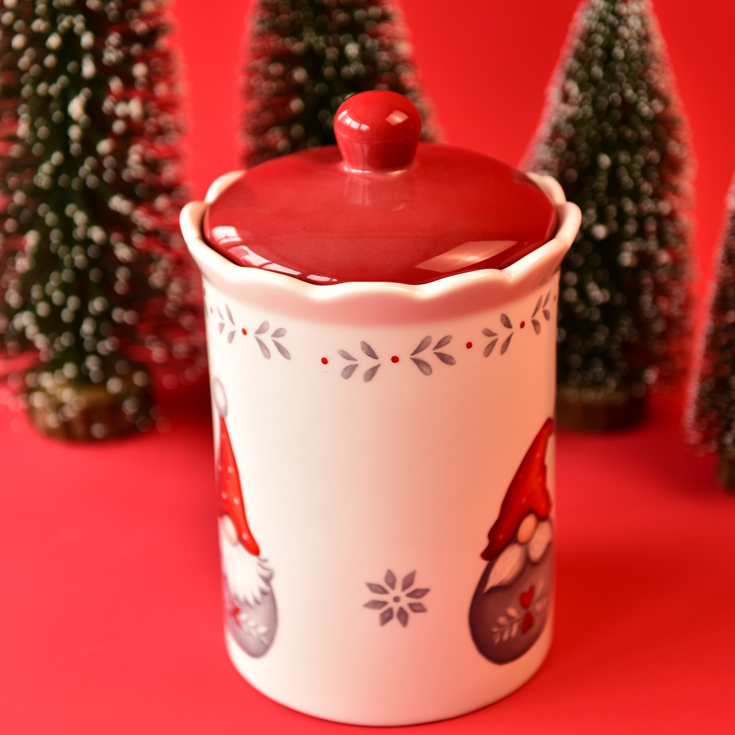 2021 new Christmas Santa Claus North European Santa Red color Storage cookie ceramic jar with airtight silicone lid