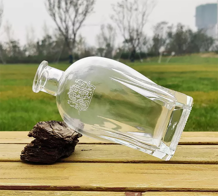 2021 suppliers Liquor Smoothie Clear Custom Glass Wine Bottles wholesales