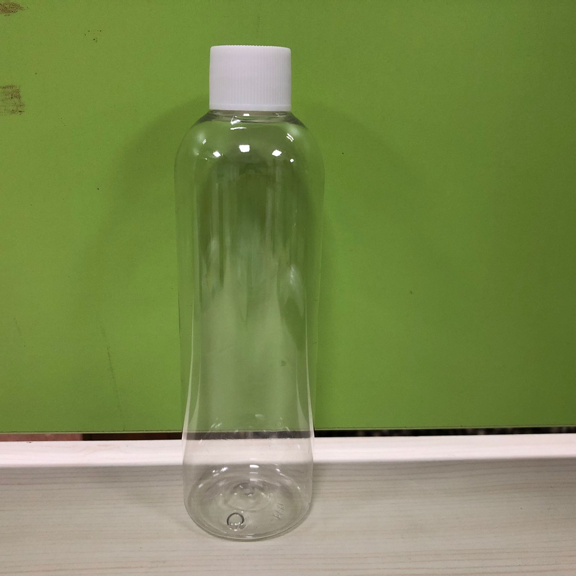 255cc clear plastic bottle with white screw cap