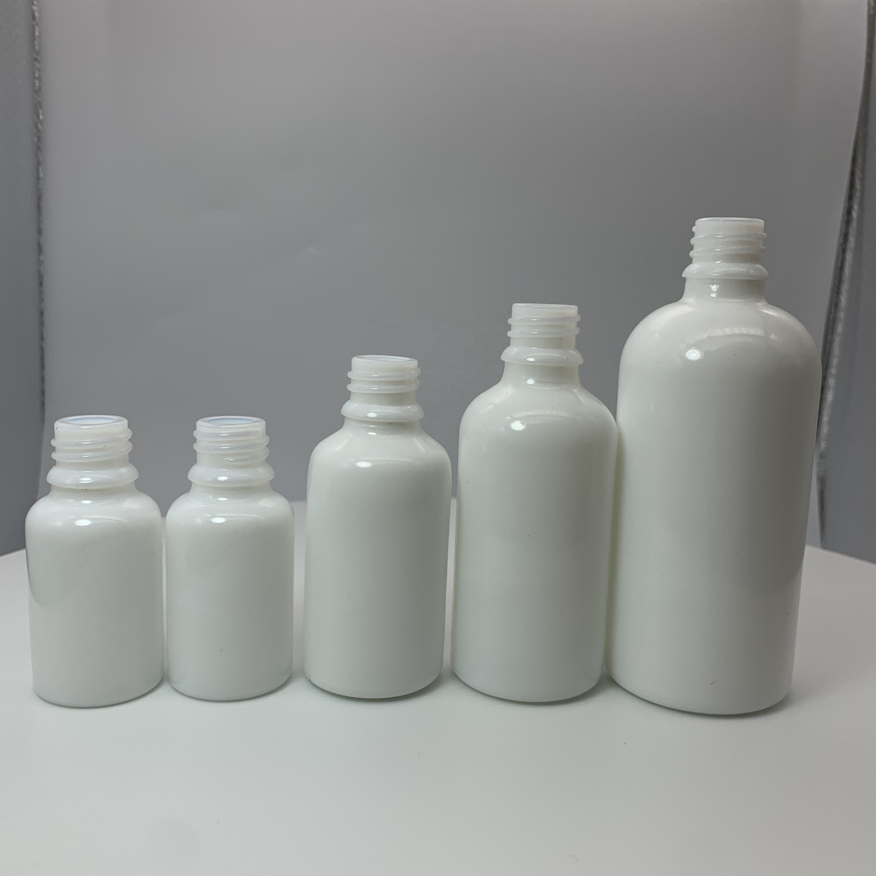 30ml White Color Ceramic Whiteware Glass Bottle For Essential Oil DIN18 5ml 10ml 15ml 30ml 50ml 100ml 200ml