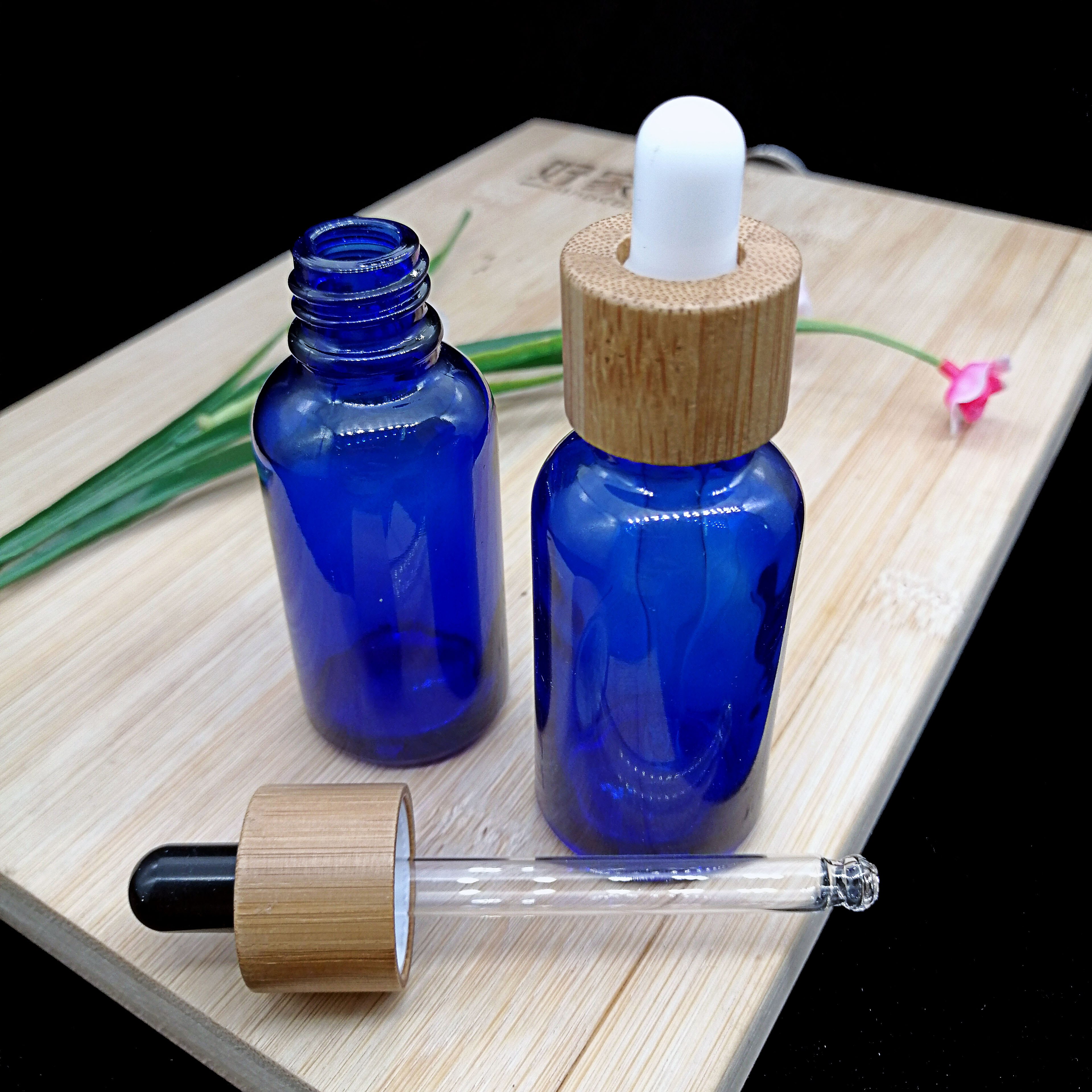 30ml blue essential oil glass dropper bottle with eco-friendly wood grain Glass pipette bamboo cap