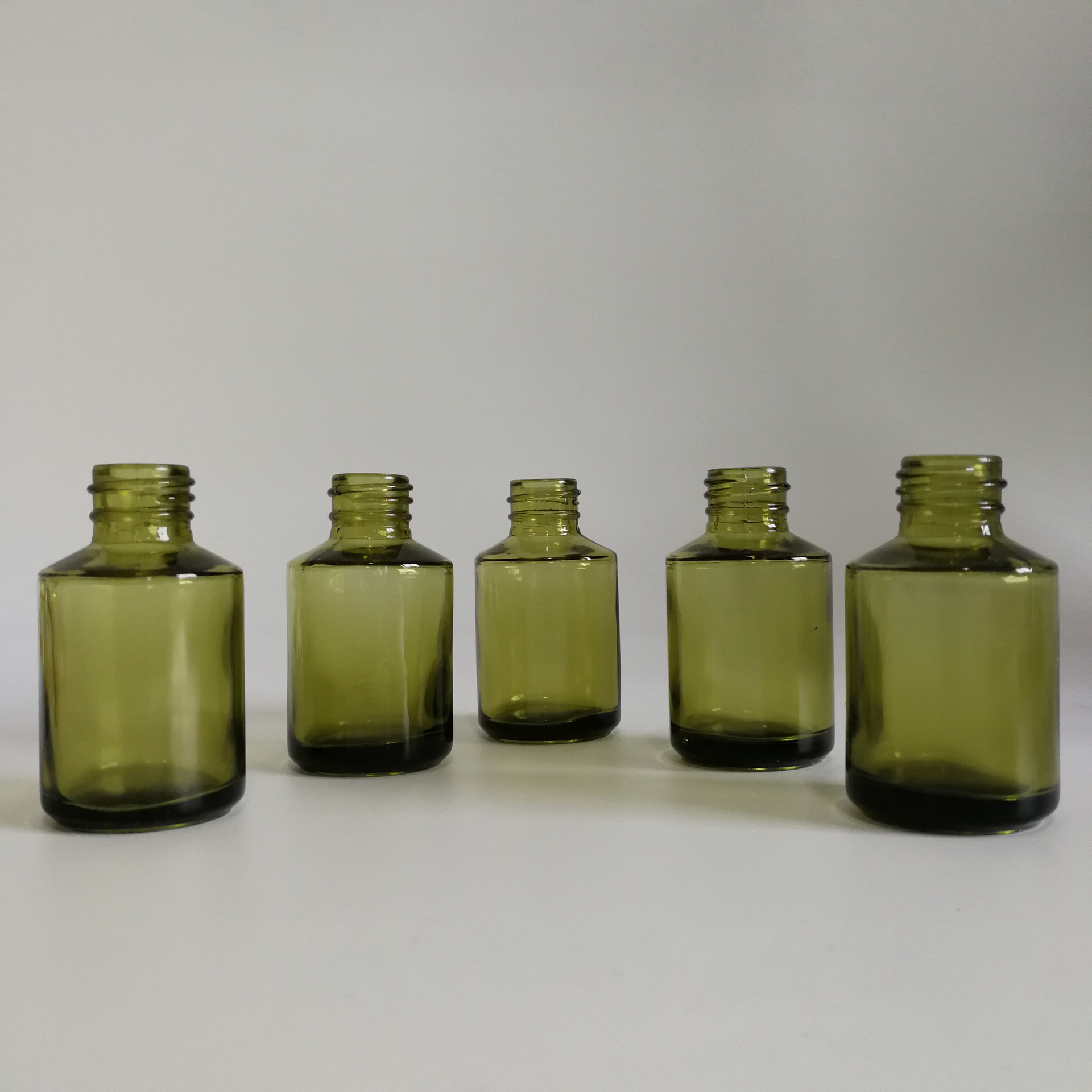 30ml clear Olive green glass slant shoulder CBD oil skincare essential oil dropper bottle with bamboo plastic aluminum lid top
