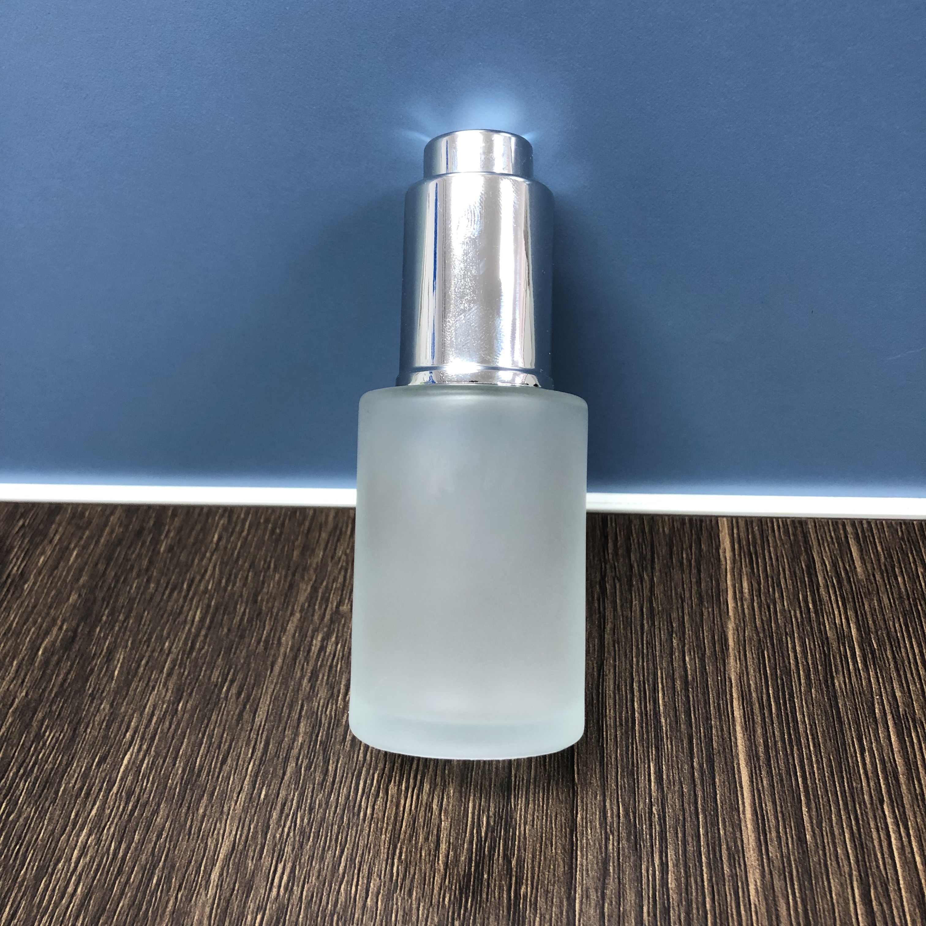 30ml frosted clear round glass bottle with aluminum pump dropper