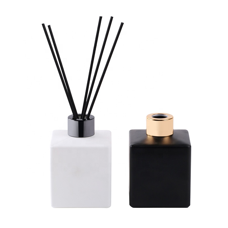 50ml 100ml 150ml 200ml Matte Black and White Glass Square Bottom Diffuser Bottle
