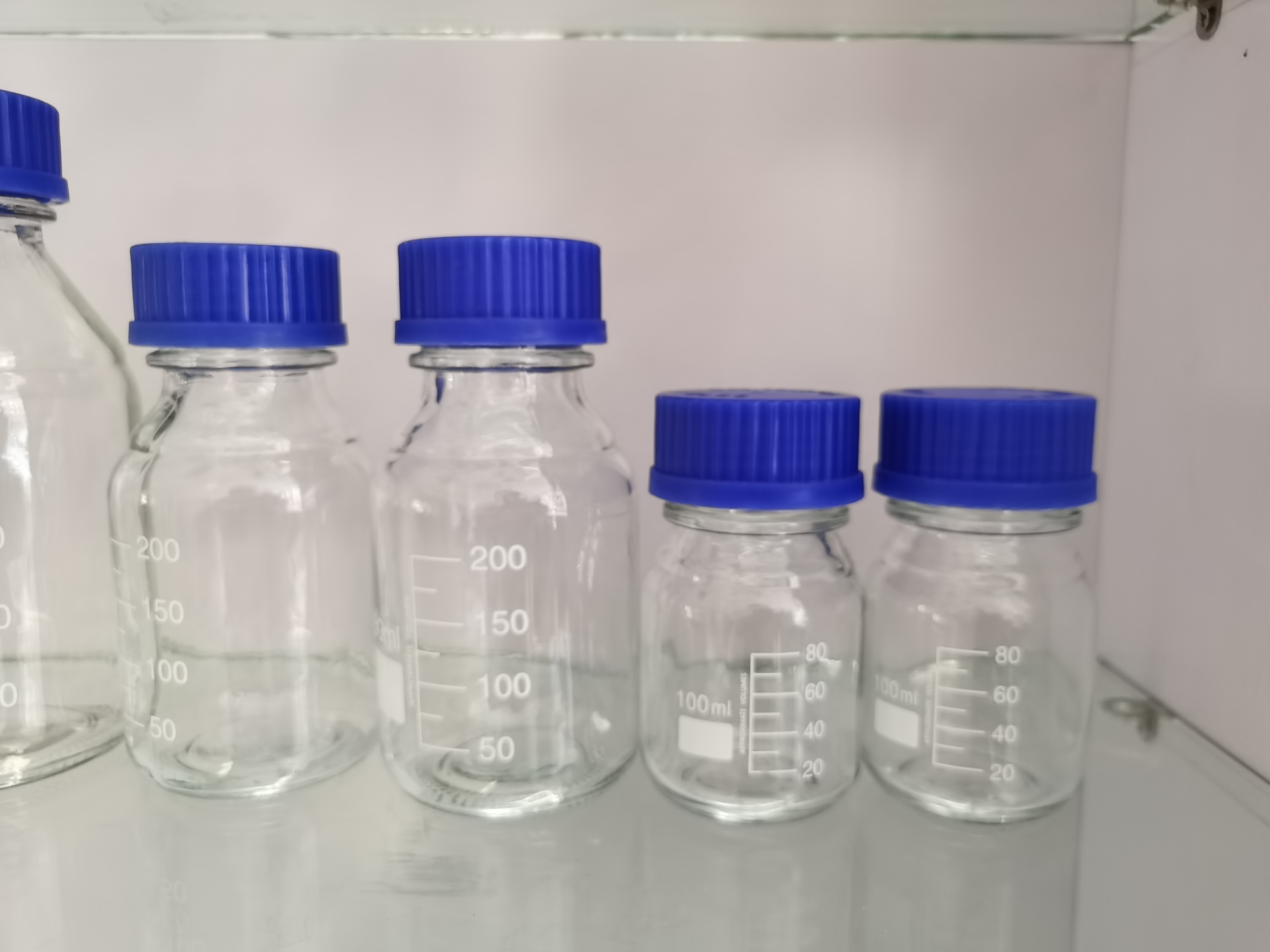 50ml Amber reagent glass bottle with level markChemical Resistance Laboratory glassware round bottom with blue cap