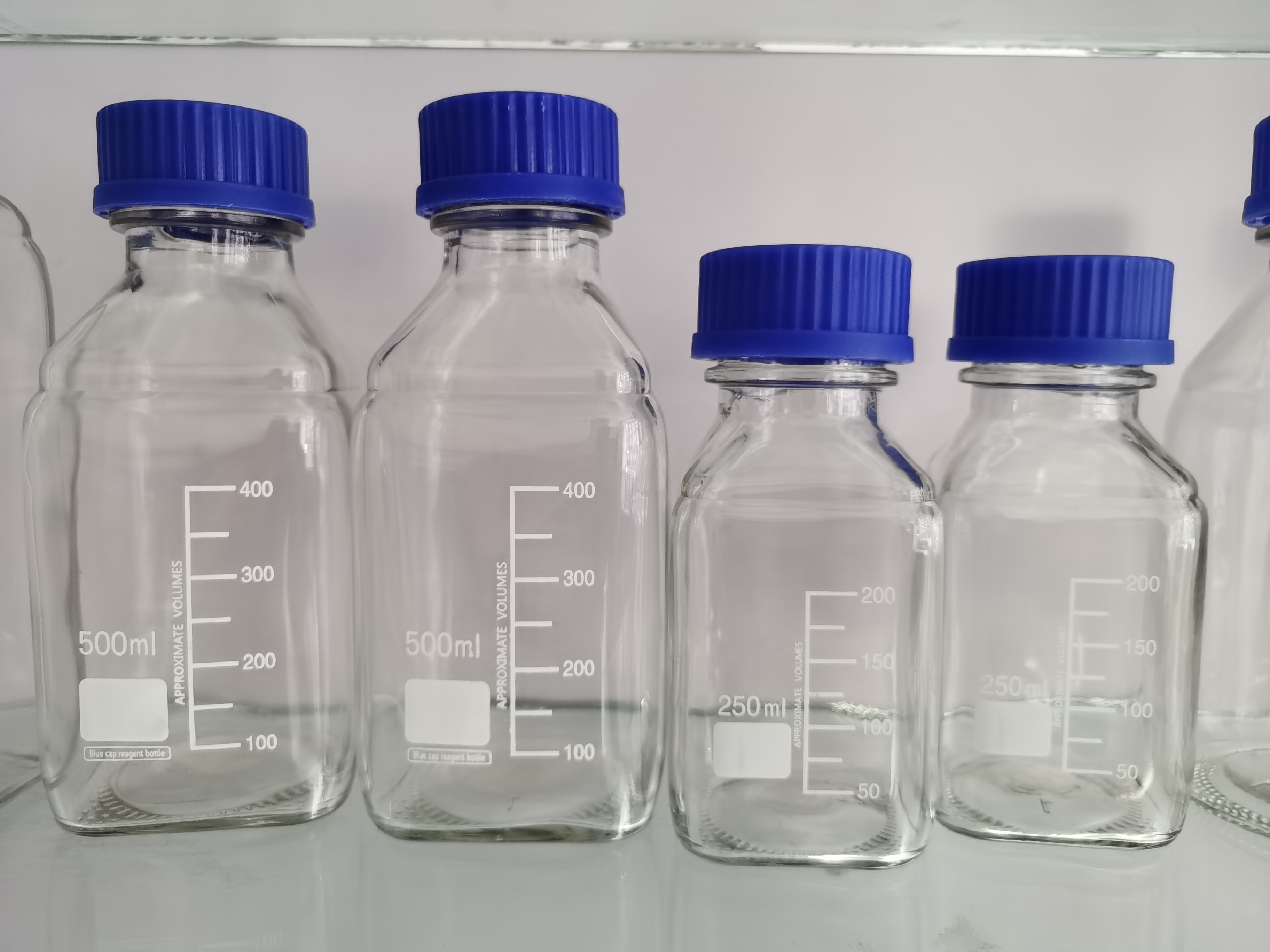 50ml Amber reagent glass bottle with level markChemical Resistance Laboratory glassware round bottom with blue cap