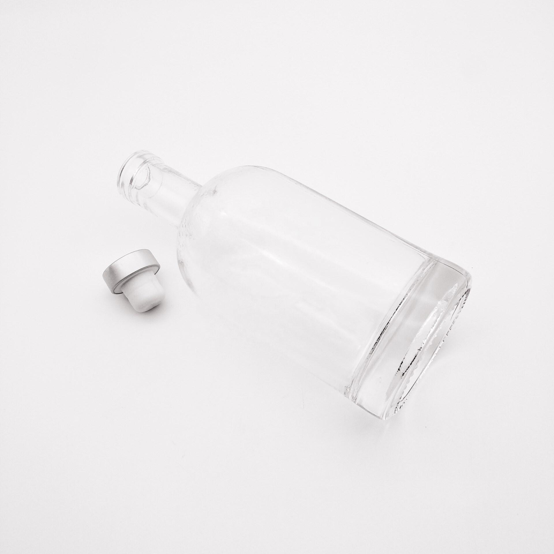 750ml The large capacity clear glass wine bottles with plastic cap