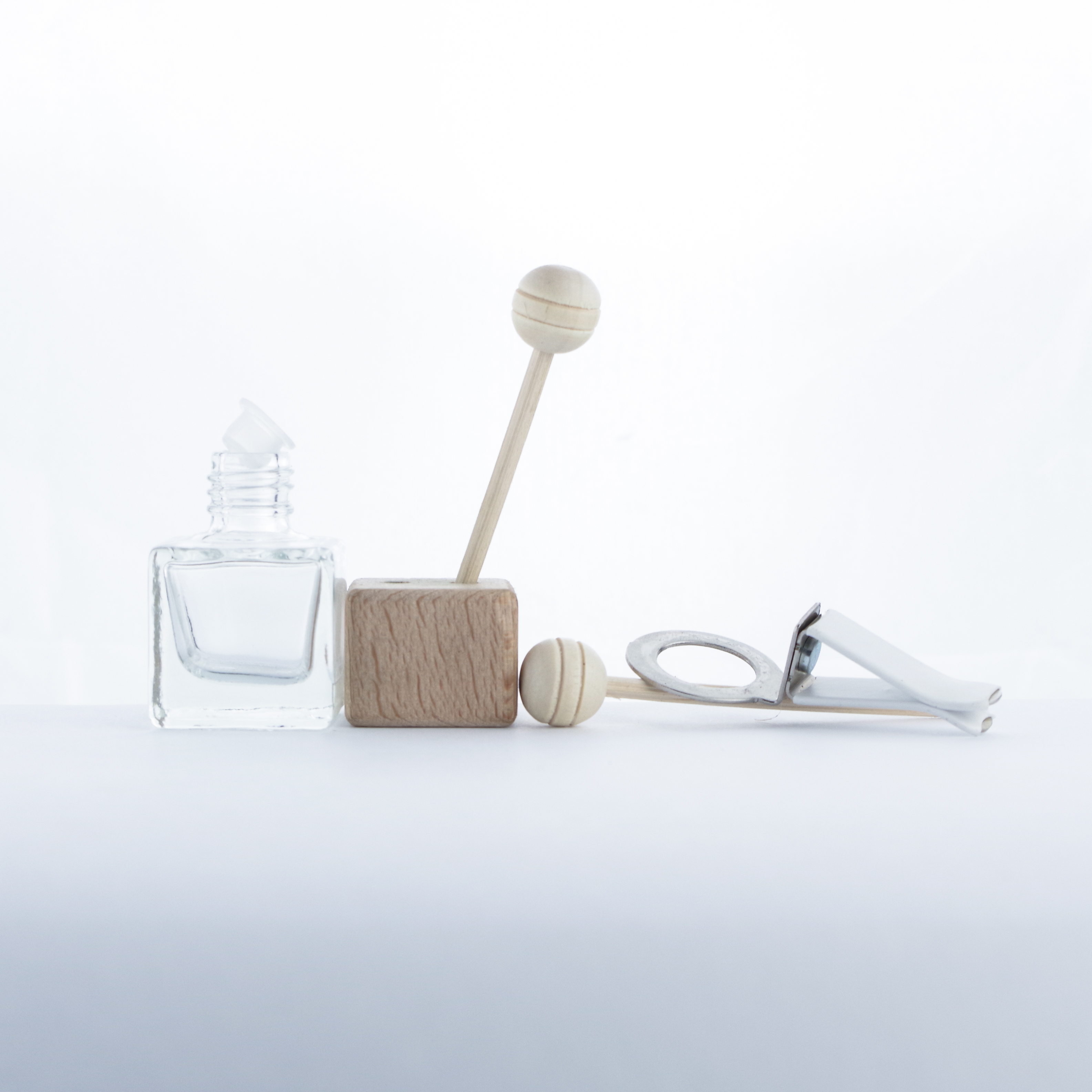 8ml Square Shape Car Vent Glass Bottle With Wooden Cap Diffuser Sticks And Metal Clip Mini Table Diffuer Bottle