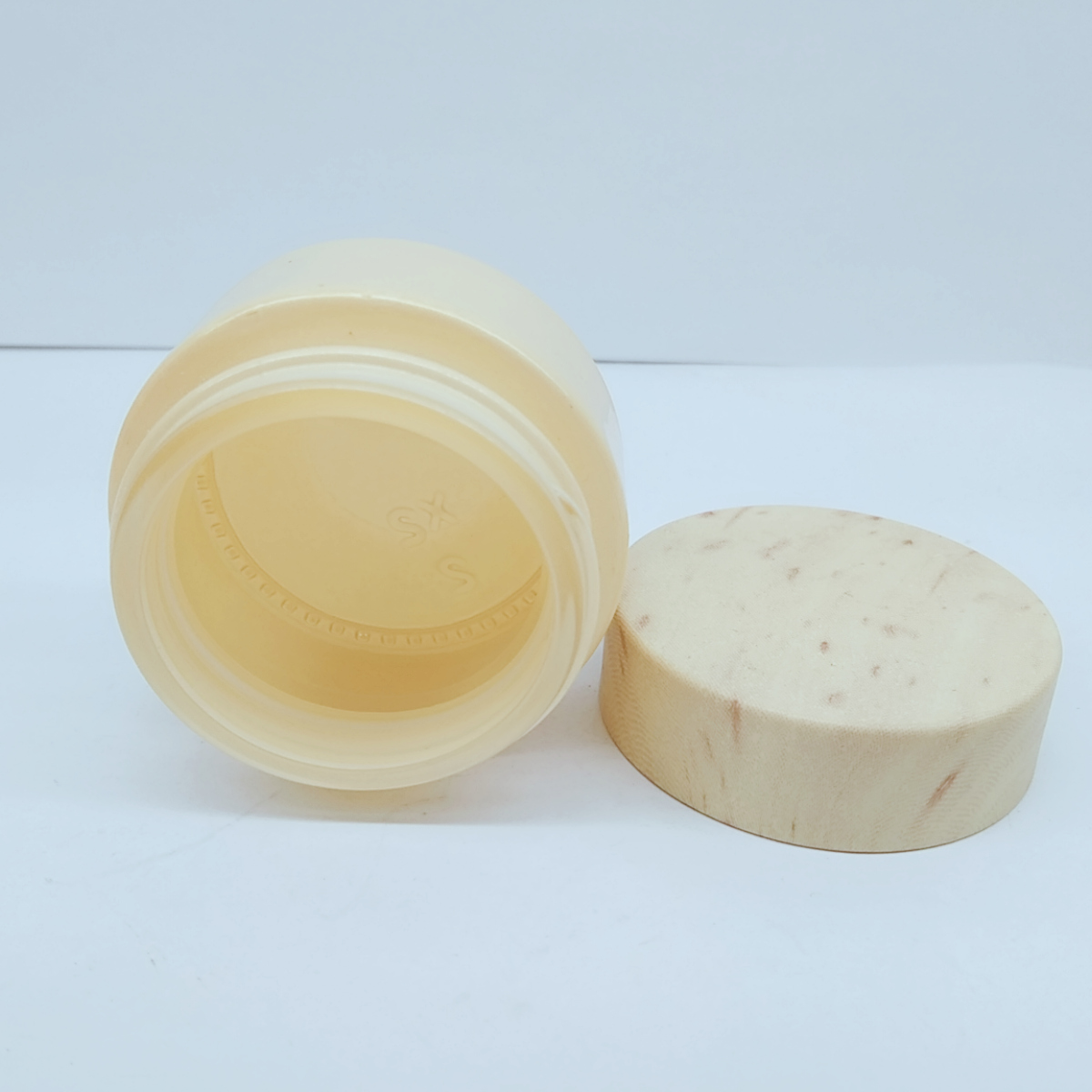 A complete set of environmental protection recyclable cream packaging jars