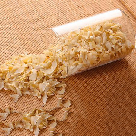 A lead-free sealed food can in glass jar with bamboo lid