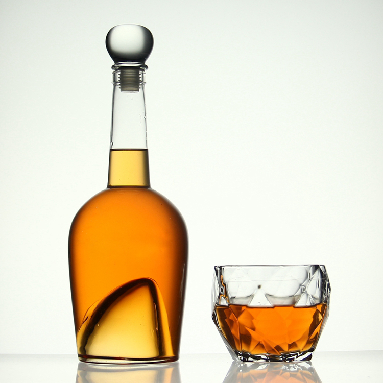 AIHPO07 Fancy Factory Eco Friendly Custom Hand Made Mouth Blown Design Transparent Art 850ml Glass Wine Liquor Bottle