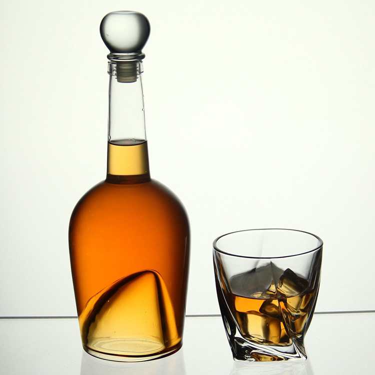 AIHPO07 Fancy Factory Eco Friendly Custom Hand Made Mouth Blown Design Transparent Art 850ml Glass Wine Liquor Bottle