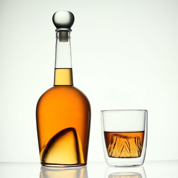 AIHPO07 Fancy Factory Eco Friendly Custom Hand Made Mouth Blown Design Transparent Art 850ml Glass Wine Liquor Bottle