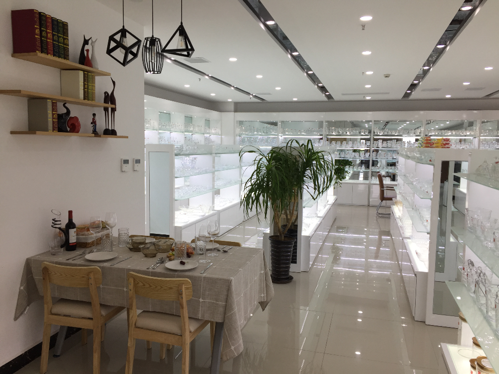 Anhui Wholesale transparent small clear custom perfume storage glass can bottle with lid