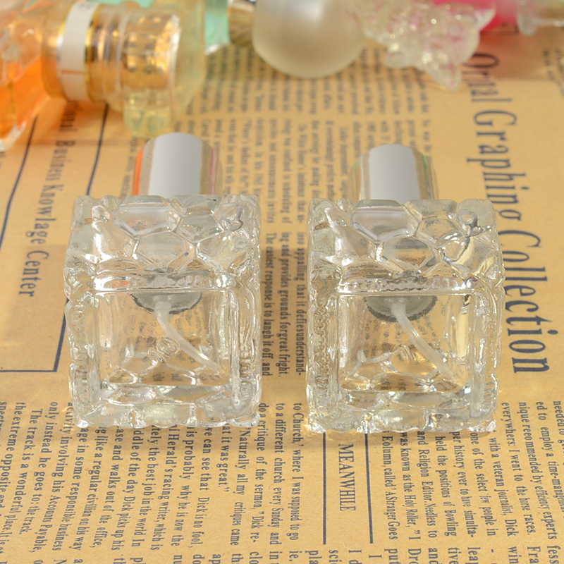 Avertan Wholesale 15ml 30ml clear empty square shaped glass spray perfume bottle with Colorful metal lid