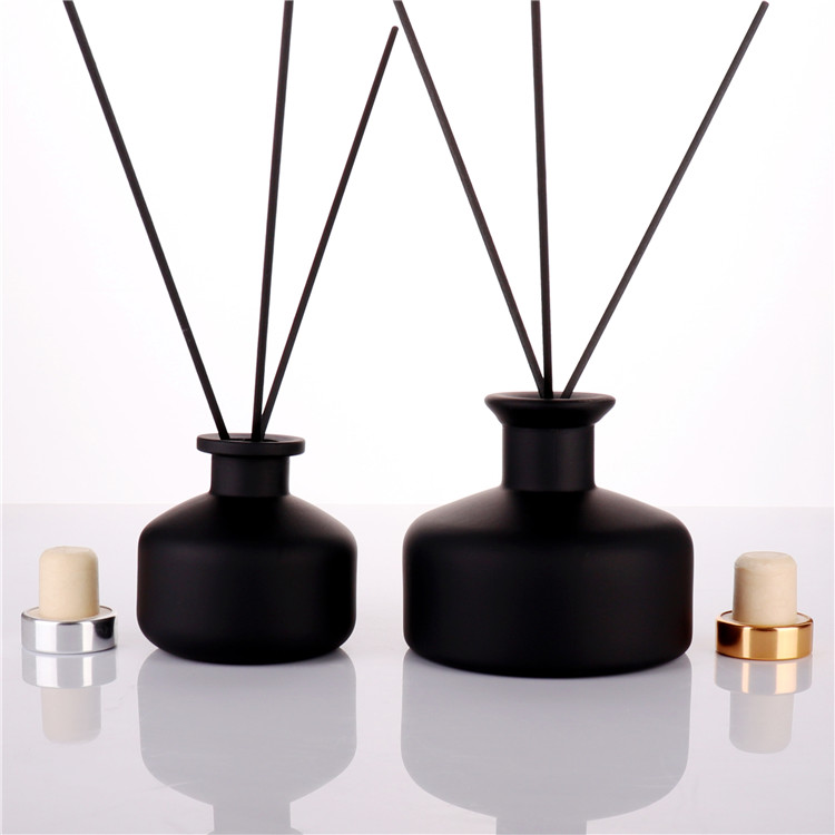BOYE Wholesale Matt Black Home Decoration Fragrance Reed Glass Diffuser Bottles With Rattan