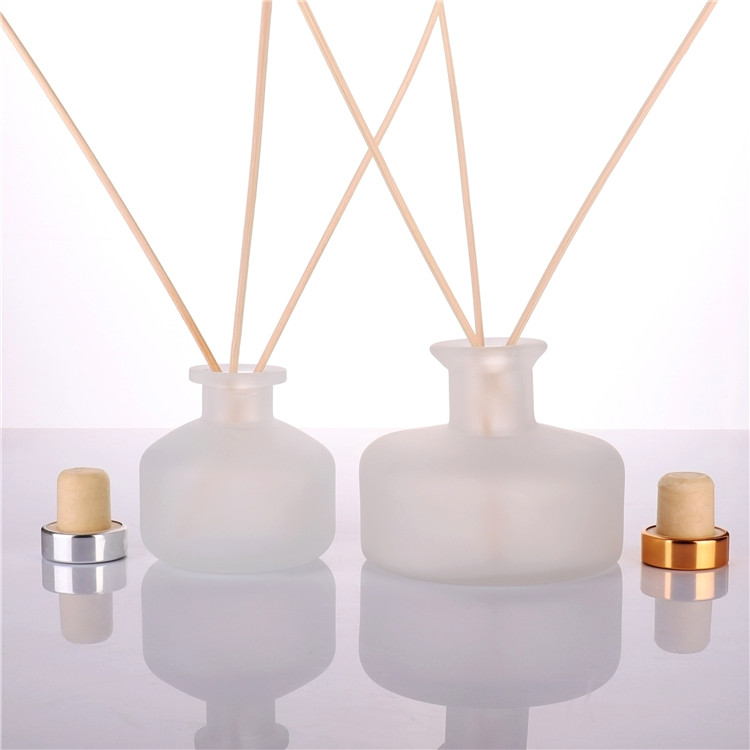 BOYE Wholesale Matt Black Home Decoration Fragrance Reed Glass Diffuser Bottles With Rattan