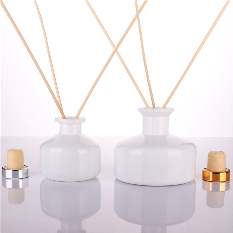 BOYE Wholesale Matt Black Home Decoration Fragrance Reed Glass Diffuser Bottles With Rattan