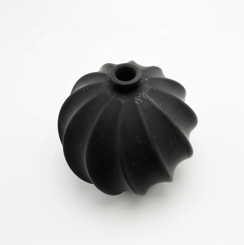 BY0210 Yiwu wholesale cosmetic packaging black soft touch round perfume bottle 50ml