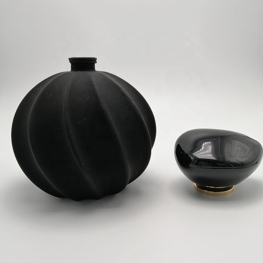 BY0210 Yiwu wholesale cosmetic packaging black soft touch round perfume bottle 50ml