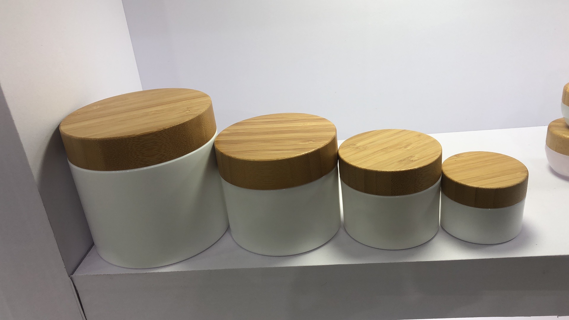 Bamboo 15g 30g 50g 100g white ceramic porcelain glass jars with Bamboo childproof lids for Cosmetic Packaging container