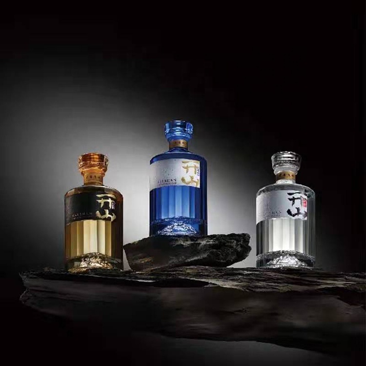 Best Quality Design Exquisite Emboss Glass Bottle Vodka with Logo