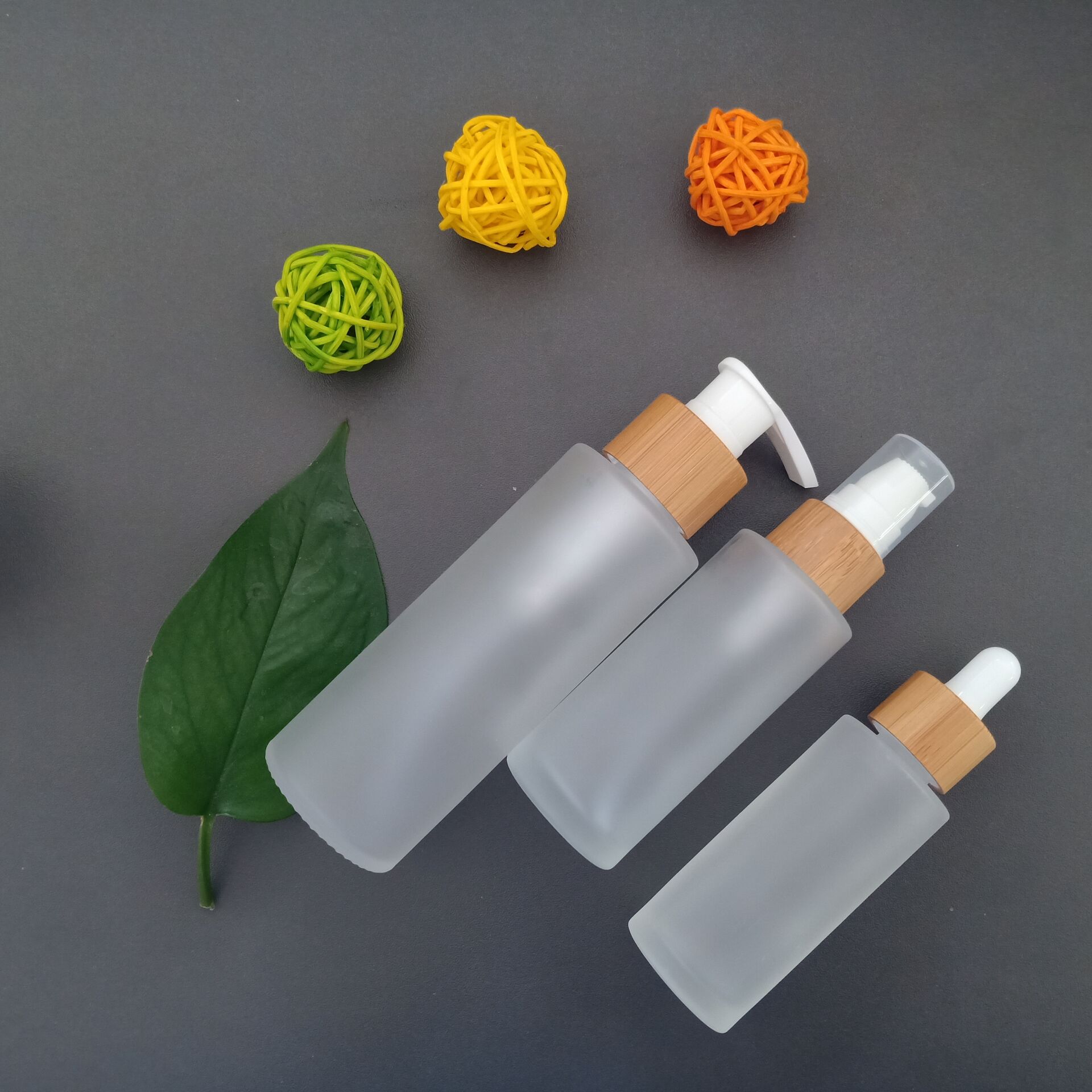 Childproof cap 30ml 50ml 100ml clear frosted amber black flat shoulder essential oil cosmetics bamboo glass lotion bottle