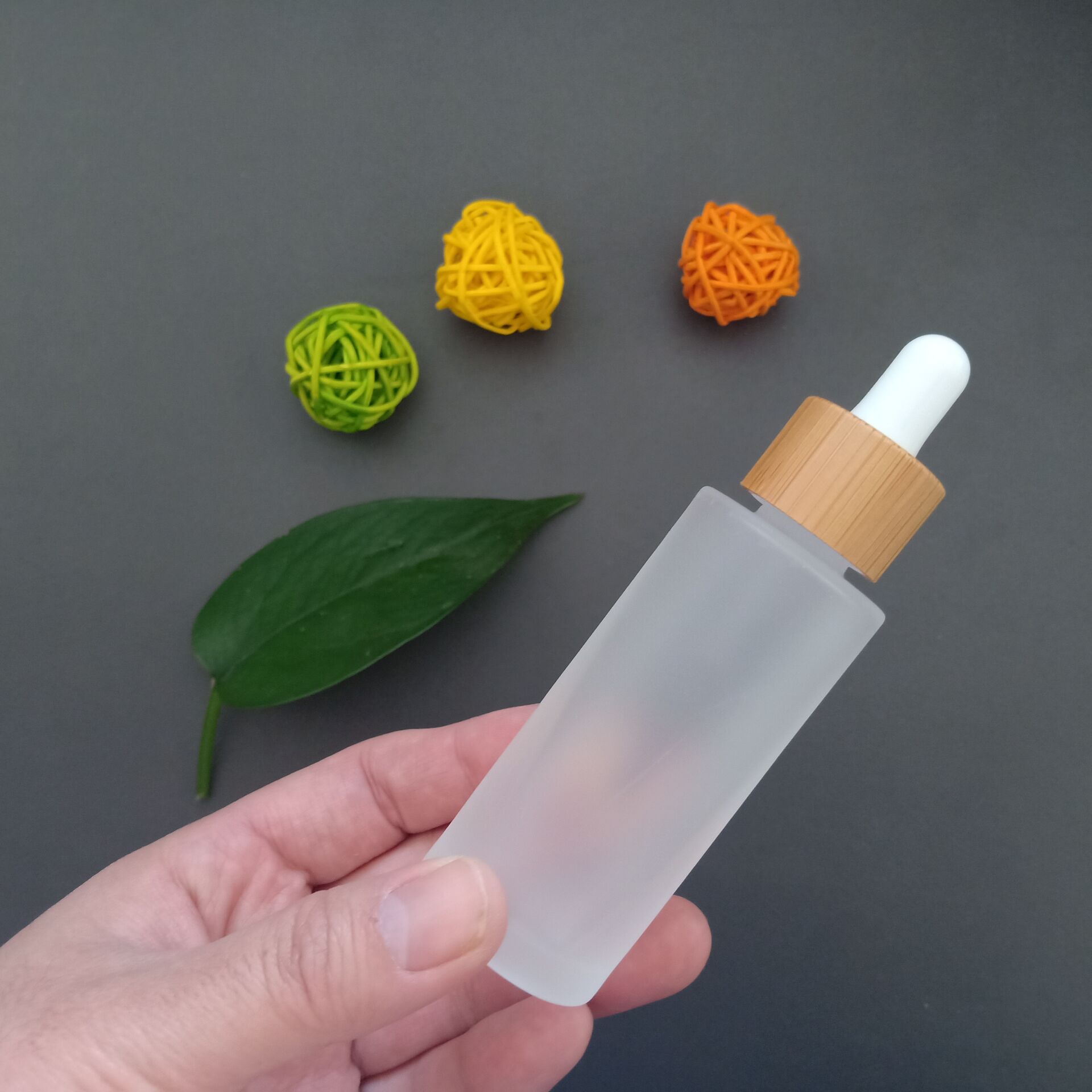 Childproof cap 30ml 50ml 100ml clear frosted amber black flat shoulder essential oil cosmetics bamboo glass lotion bottle