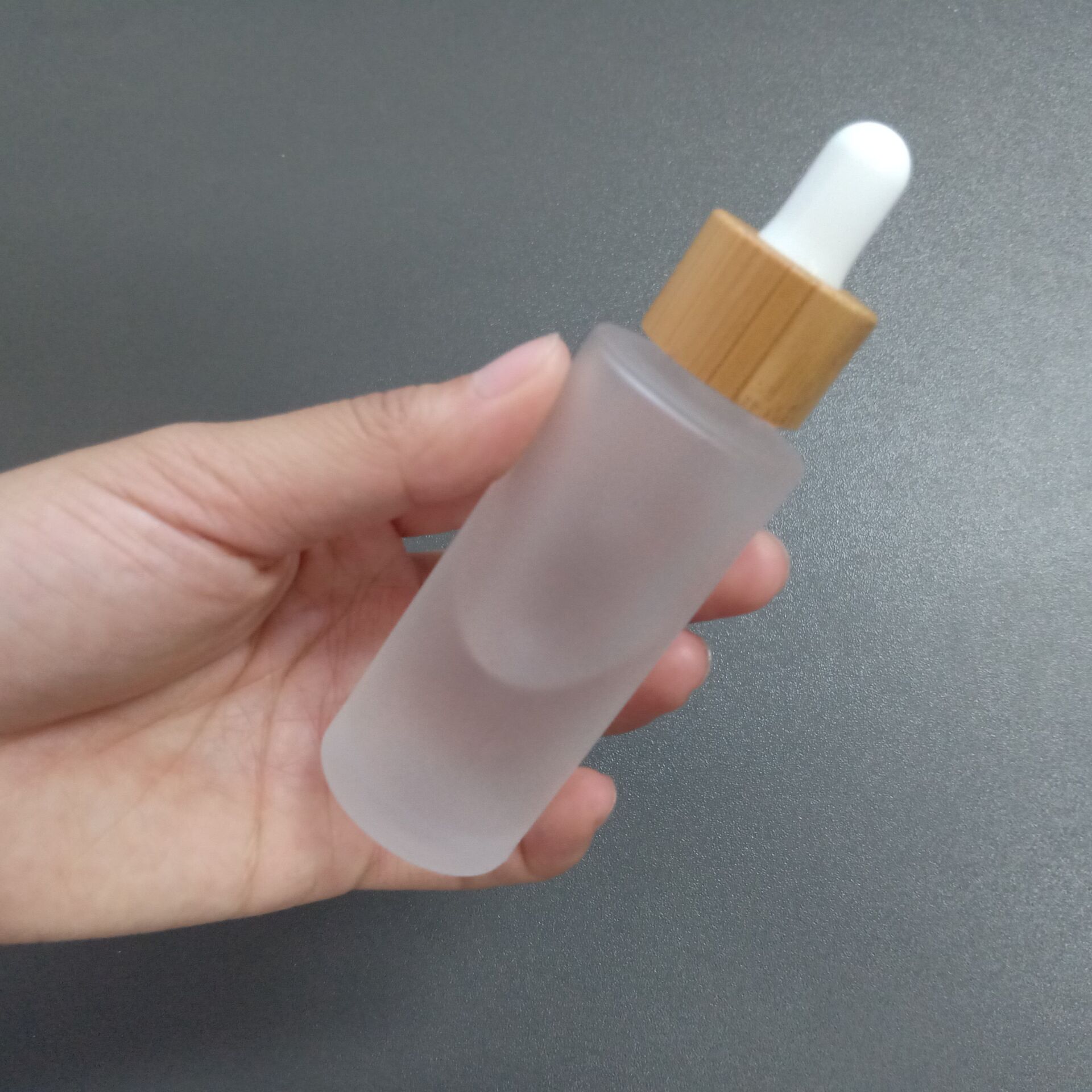Childproof cap 30ml 50ml 100ml clear frosted amber black flat shoulder essential oil cosmetics bamboo glass lotion bottle