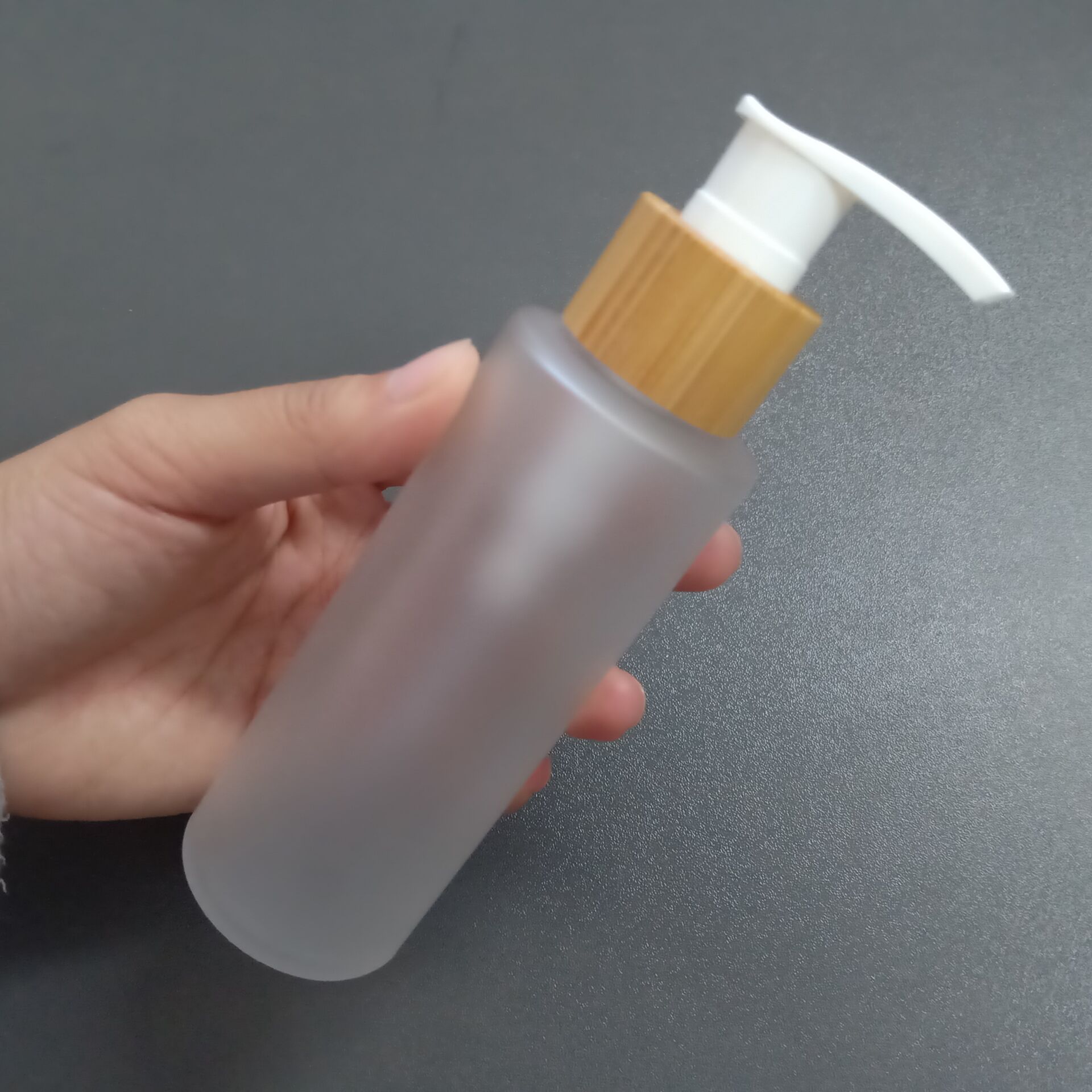 Childproof cap 30ml 50ml 100ml clear frosted amber black flat shoulder essential oil cosmetics bamboo glass lotion bottle