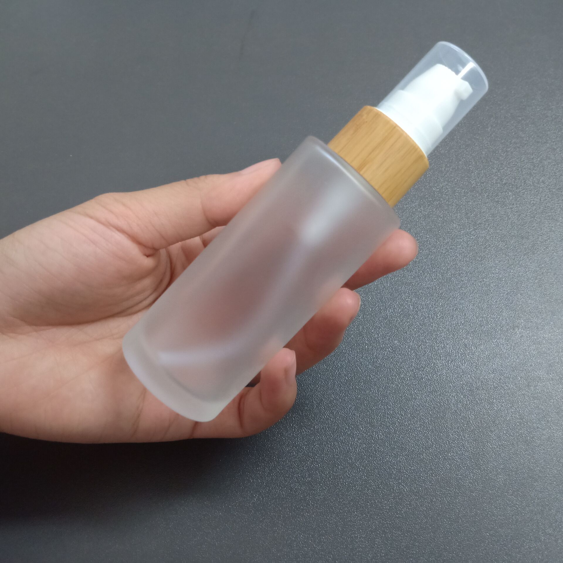 Childproof cap 30ml 50ml 100ml clear frosted amber black flat shoulder essential oil cosmetics bamboo glass lotion bottle