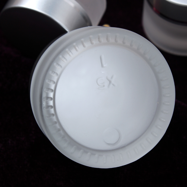 China Factory Good Quality Elegant Fancy Empty Cosmetics Cream Glass Bottles