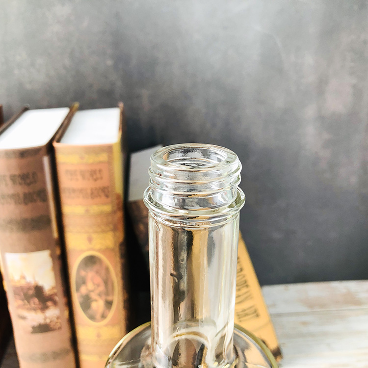 China Manufacturers 70cl 700ml Crystal Gin Glass Bottle with Cork for Spirit